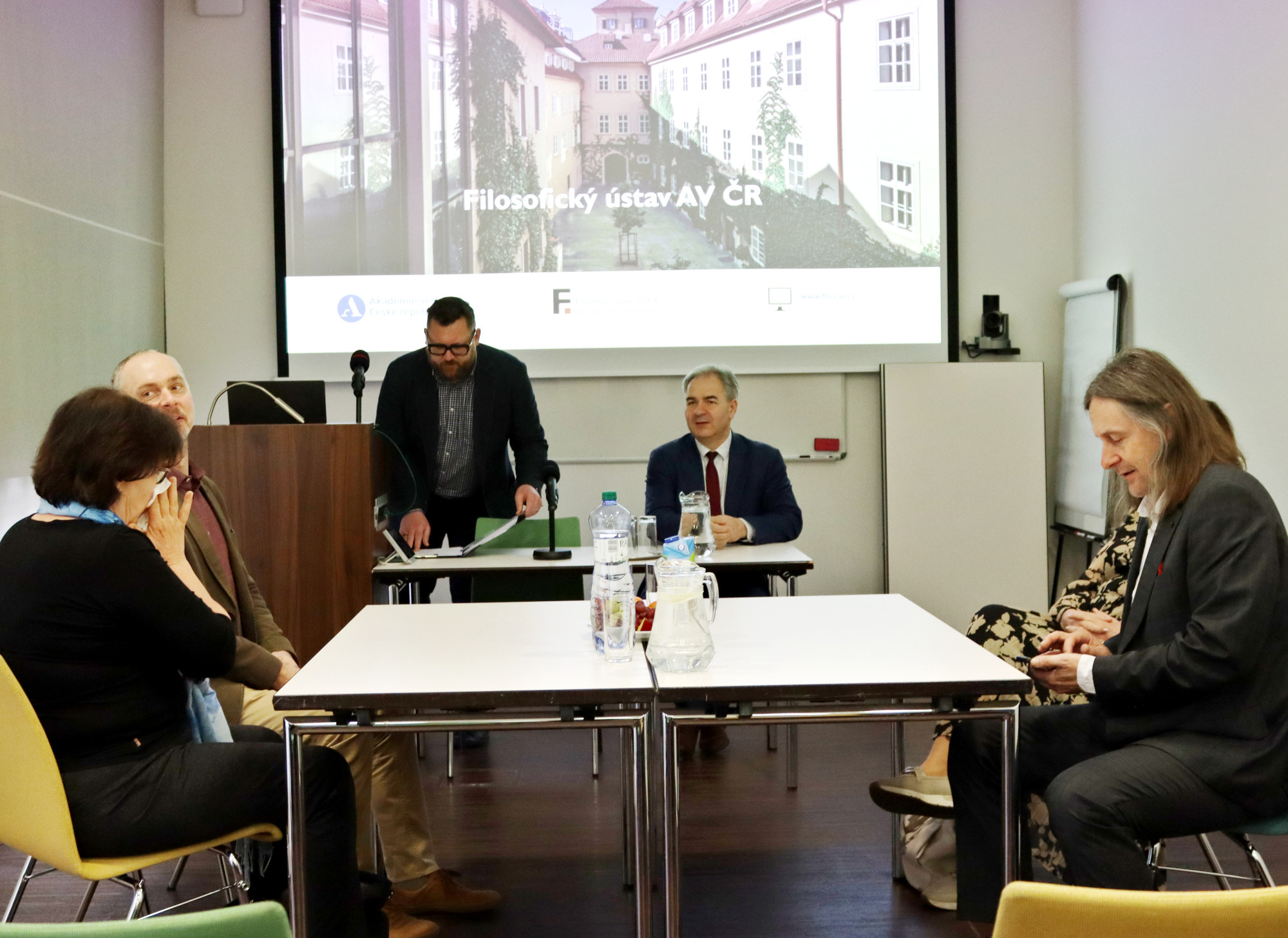 Předseda Akademie věd ČR navštívil Filosofický ústav
